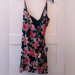Lulus black floral dress that ties in the front